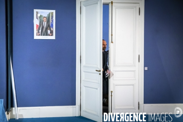 Edouard Philippe et Benjamin Griveaux parlent à la presse après le Séminaire gouvernemental du 9 janvier 2019