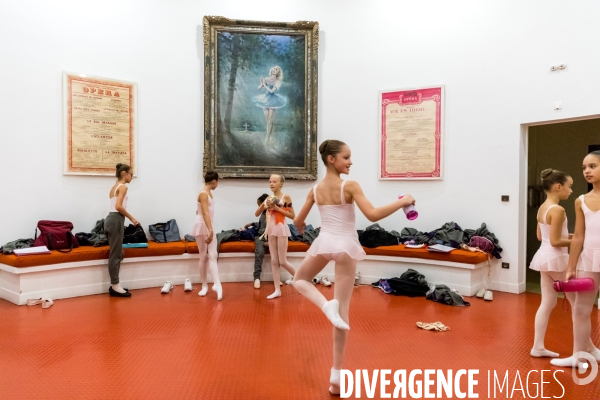 A l école de danse des petits rats de l Opéra de Paris