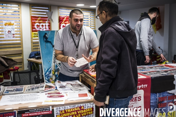 La Courneuve, agence EDF ouverte par la CGT.