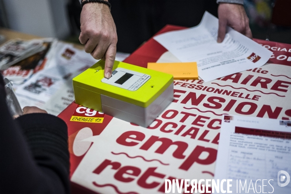 La Courneuve, agence EDF ouverte par la CGT.