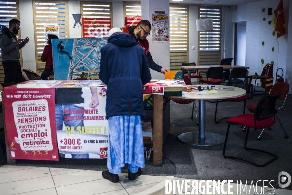 La Courneuve, agence EDF ouverte par la CGT.
