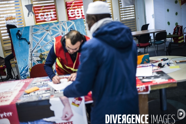 La Courneuve, agence EDF ouverte par la CGT.