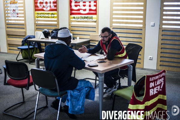 La Courneuve, agence EDF ouverte par la CGT.