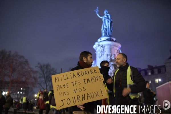 Manifestation  de nuit Gilets Jaunes Place de la Republique Paris