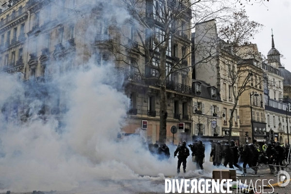 Manifestation gilets jaunes a Paris, Yellow Vests, Gilets Jaunes protest in Paris.