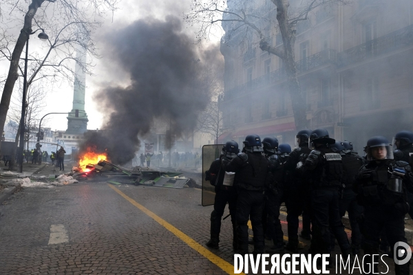 Manifestation gilets jaunes a Paris, Yellow Vests, Gilets Jaunes protest in Paris.