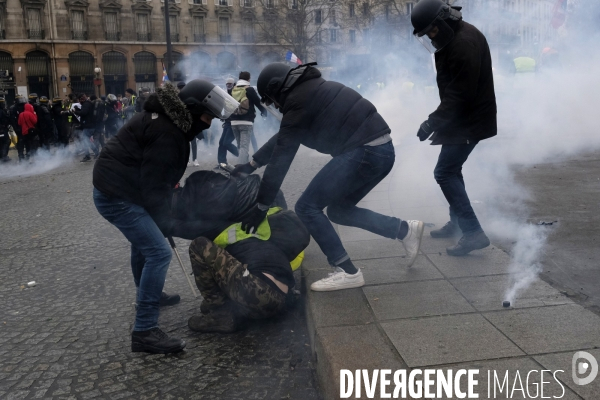 Manifestation gilets jaunes a Paris, Yellow Vests, Gilets Jaunes protest in Paris.