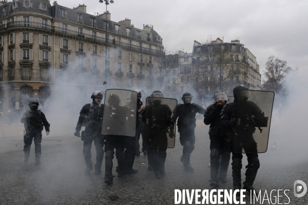 Manifestation gilets jaunes a Paris, Yellow Vests, Gilets Jaunes protest in Paris.