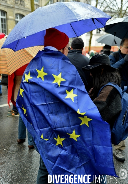 Manifestation des foulards rouges