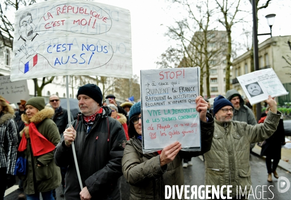 Manifestation des foulards rouges