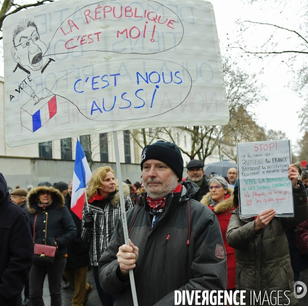 Manifestation des foulards rouges