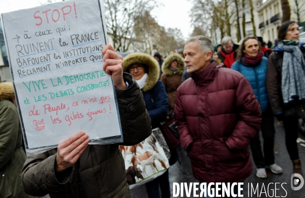 Manifestation des foulards rouges