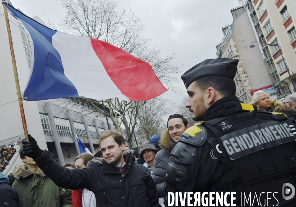 Manifestation des foulards rouges