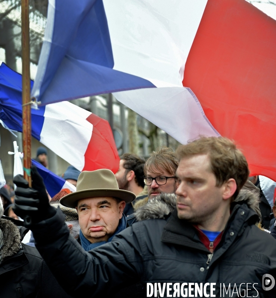 Manifestation des foulards rouges