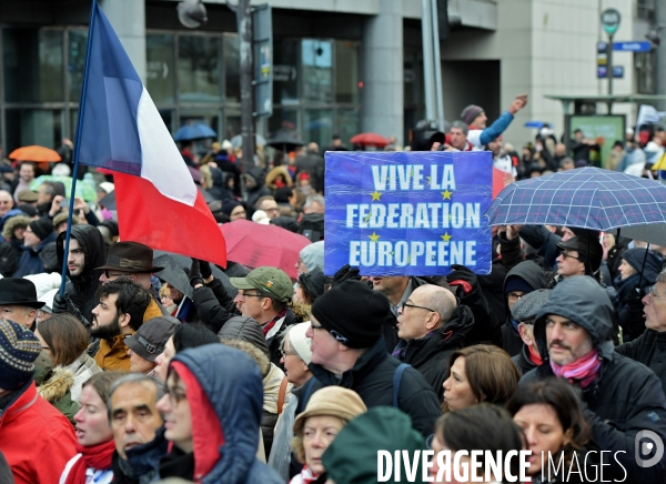 Manifestation des foulards rouges