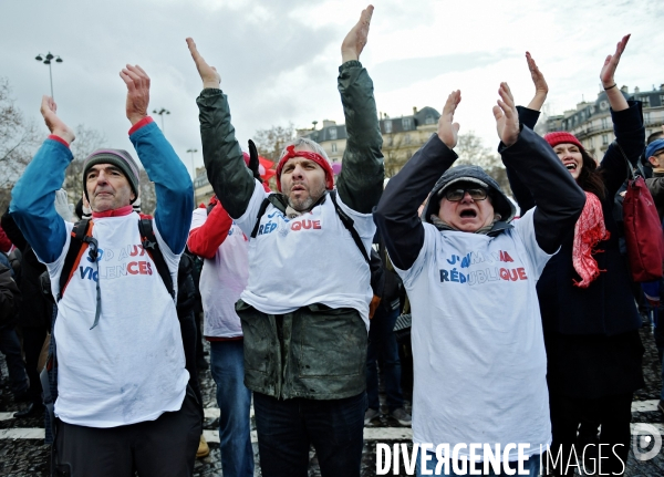 Manifestation des foulards rouges