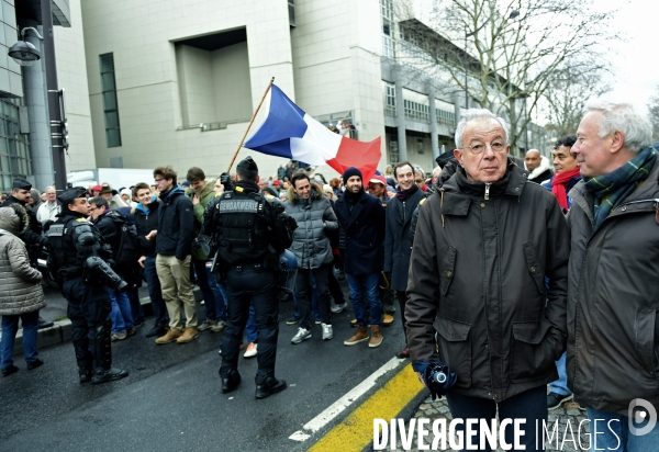 Manifestation des foulards rouges