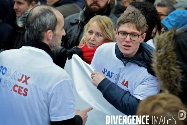 Manifestation des foulards rouges
