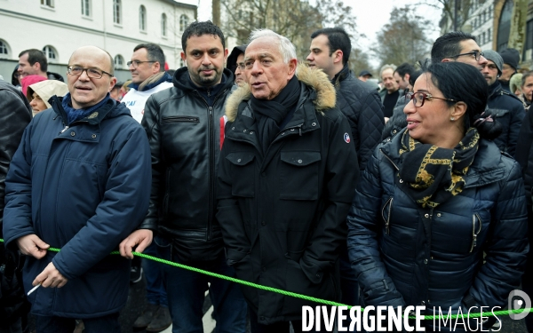 Manifestation des foulards rouges