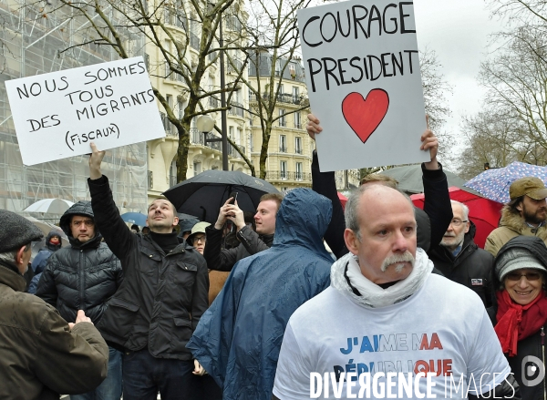 Manifestation des foulards rouges