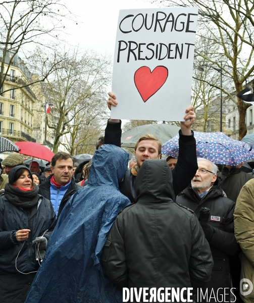 Manifestation des foulards rouges