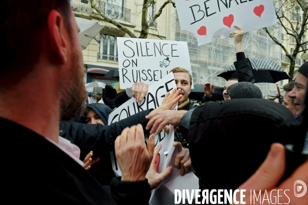 Manifestation des foulards rouges