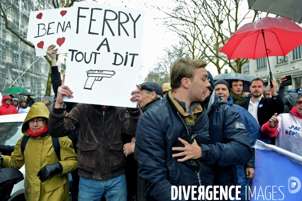 Manifestation des foulards rouges