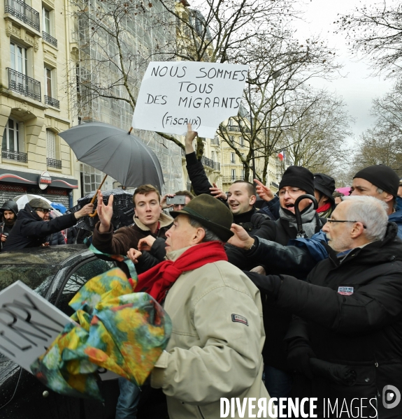 Manifestation des foulards rouges