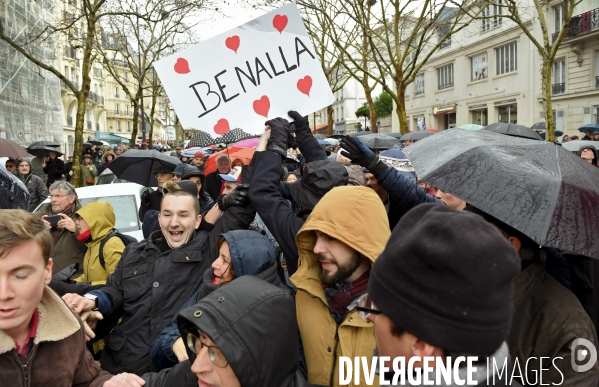 Manifestation des foulards rouges