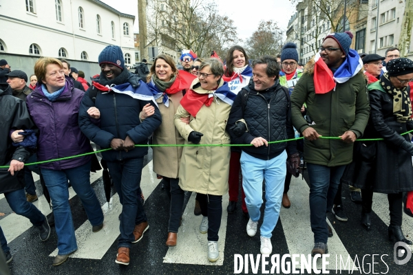 Manifestation des foulards rouges