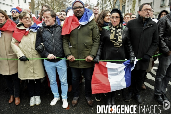 Manifestation des foulards rouges