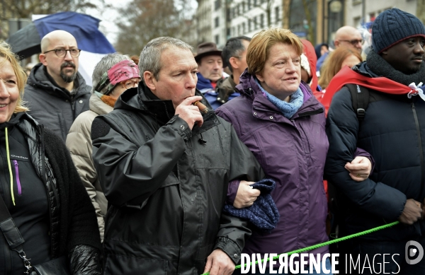 Manifestation des foulards rouges