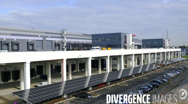 Au port de Gennevilliers, la plate-forme de distribution à double étage d Ikea et de Leroy Merlin