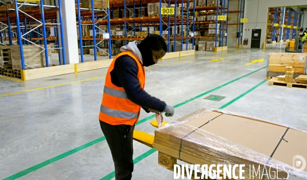 Au port de Gennevilliers, la plate-forme de distribution à double étage d Ikea et de Leroy Merlin