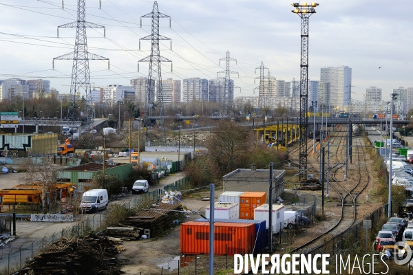 Au port de Gennevilliers, la plate-forme de distribution à double étage d Ikea et de Leroy Merlin