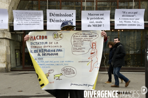 Manifestation Gilets jaunes, marche blanche pour les blessés du 2 février 2019 à Paris.