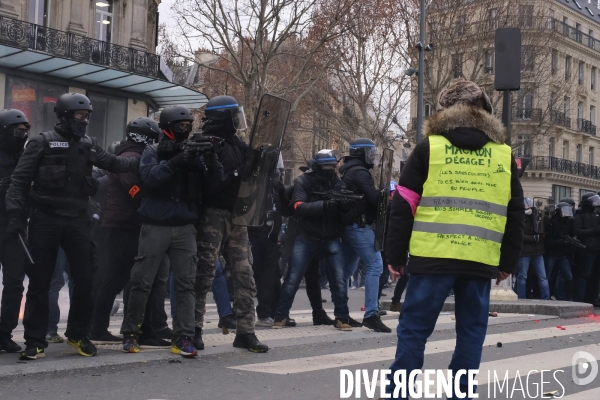 Marche des Bléssés, Acte XII des Gilets Jaunes Paris. March of injuried people, Act XII of Yellow Vests Paris.