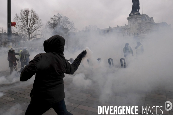 Marche des Bléssés, Acte XII des Gilets Jaunes Paris. March of injuried people, Act XII of Yellow Vests Paris. March of injuried people, Act XII of Yellow Vests Paris.