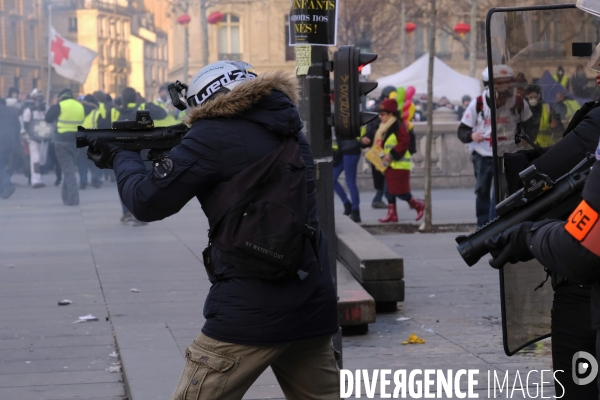 Marche des Bléssés, Acte XII des Gilets Jaunes Paris. March of injuried people, Act XII of Yellow Vests Paris. March of injuried people, Act XII of Yellow Vests Paris.