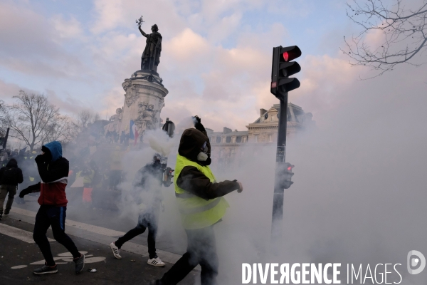 Marche des Bléssés, Acte XII des Gilets Jaunes Paris. March of injuried people, Act XII of Yellow Vests Paris. March of injuried people, Act XII of Yellow Vests Paris.