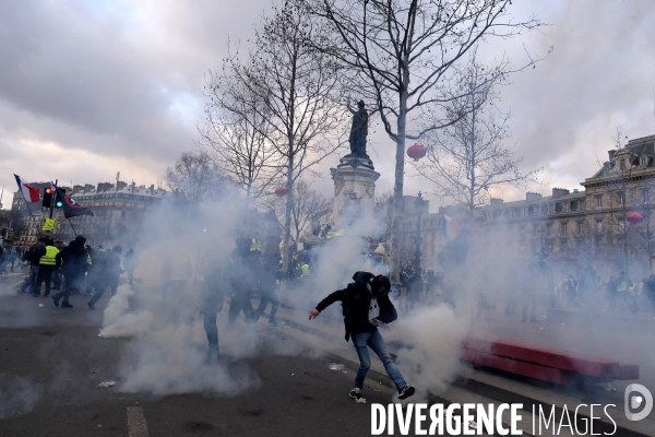 Marche des Bléssés, Acte XII des Gilets Jaunes Paris. March of injuried people, Act XII of Yellow Vests Paris. March of injuried people, Act XII of Yellow Vests Paris.