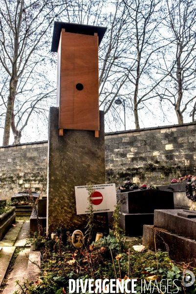 Sculpture du Baiser de Brancusi sur la tombe de Tatiana Rachewskaïa