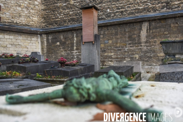 Sculpture du Baiser de Brancusi sur la tombe de Tatiana Rachewskaïa