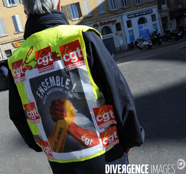 Manifestation à Marseille : syndicats en rouge et gilets jaunes