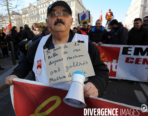 Manifestation à Marseille : syndicats en rouge et gilets jaunes