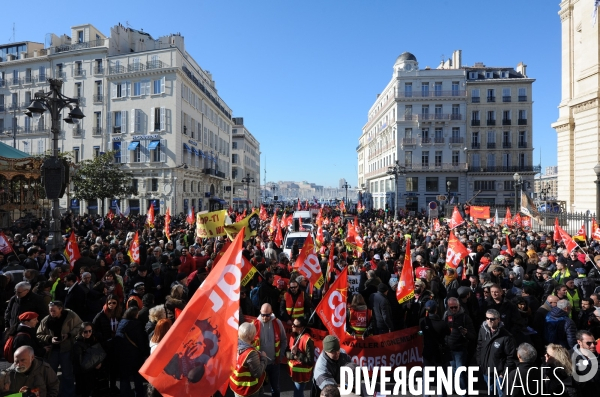 Manifestation à Marseille : syndicats en rouge et gilets jaunes
