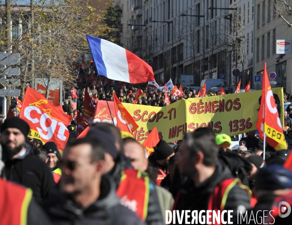 Manifestation à Marseille : syndicats en rouge et gilets jaunes
