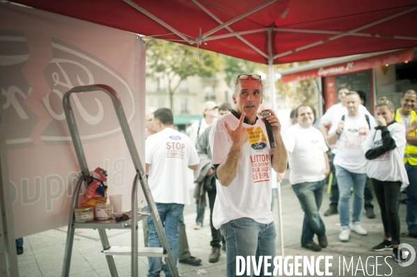 Une délégation de l usine Ford Europe Industries de Blanquefort (FAI) au Mondial de l auto à Paris, à l appel des syndicats CGT et CFTC.