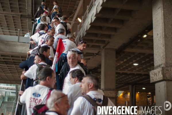 Une délégation de l usine Ford Europe Industries de Blanquefort (FAI) au Mondial de l auto à Paris, à l appel des syndicats CGT et CFTC.