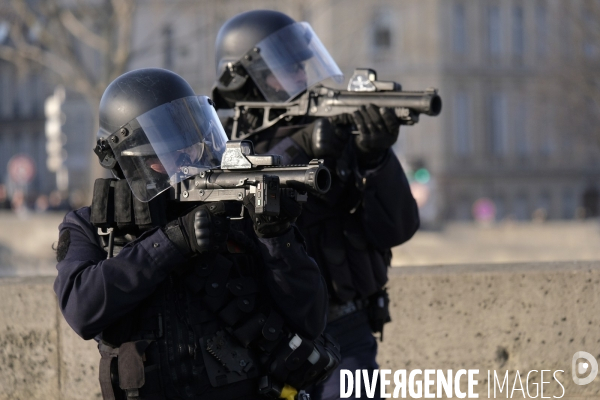 Gilets Jaunes Paris Acte 14. French yellow vests (Gilets jaunes) Protest Paris. .